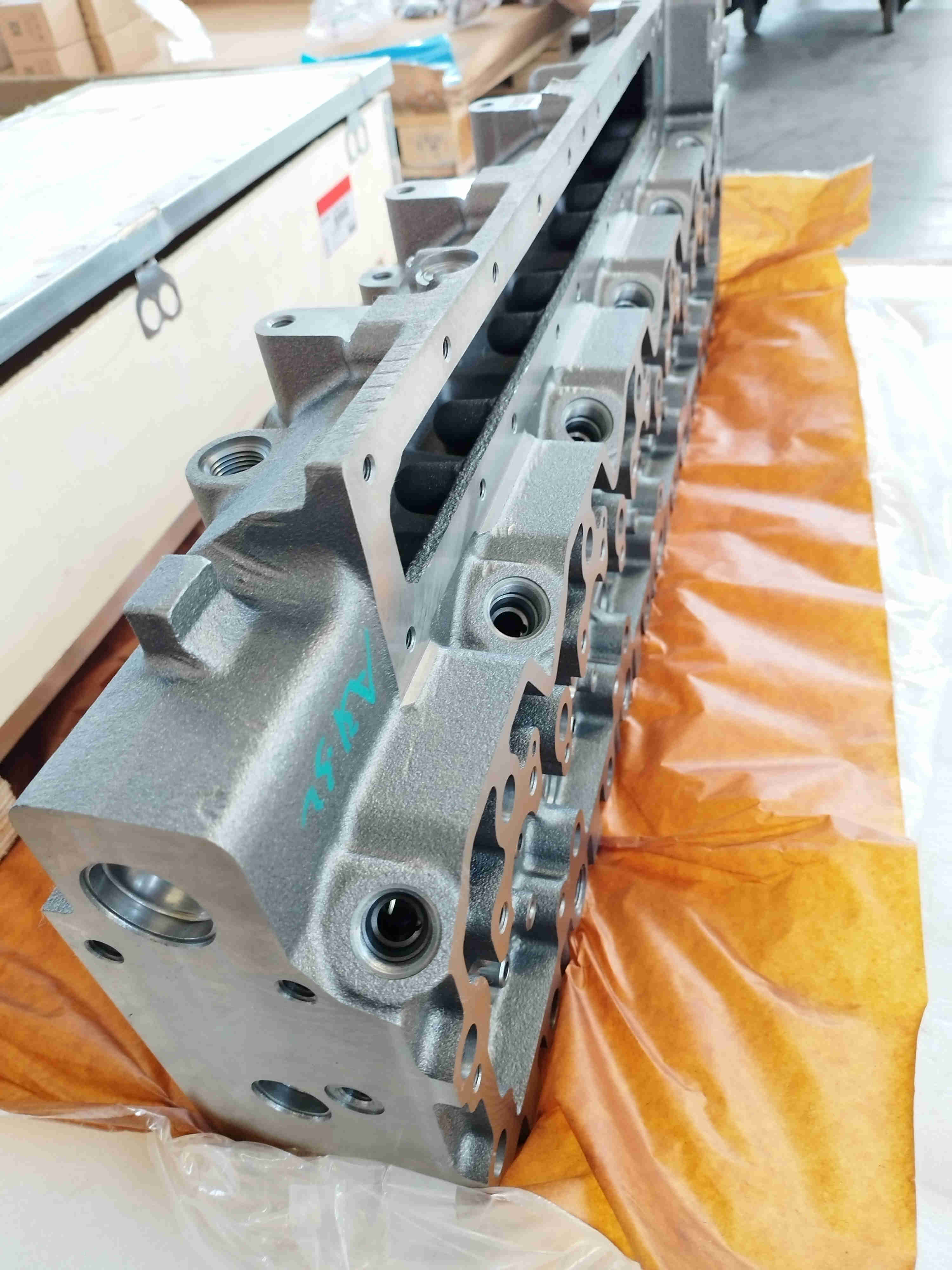 Cummins 6L Engine Cylinder Head/4942138