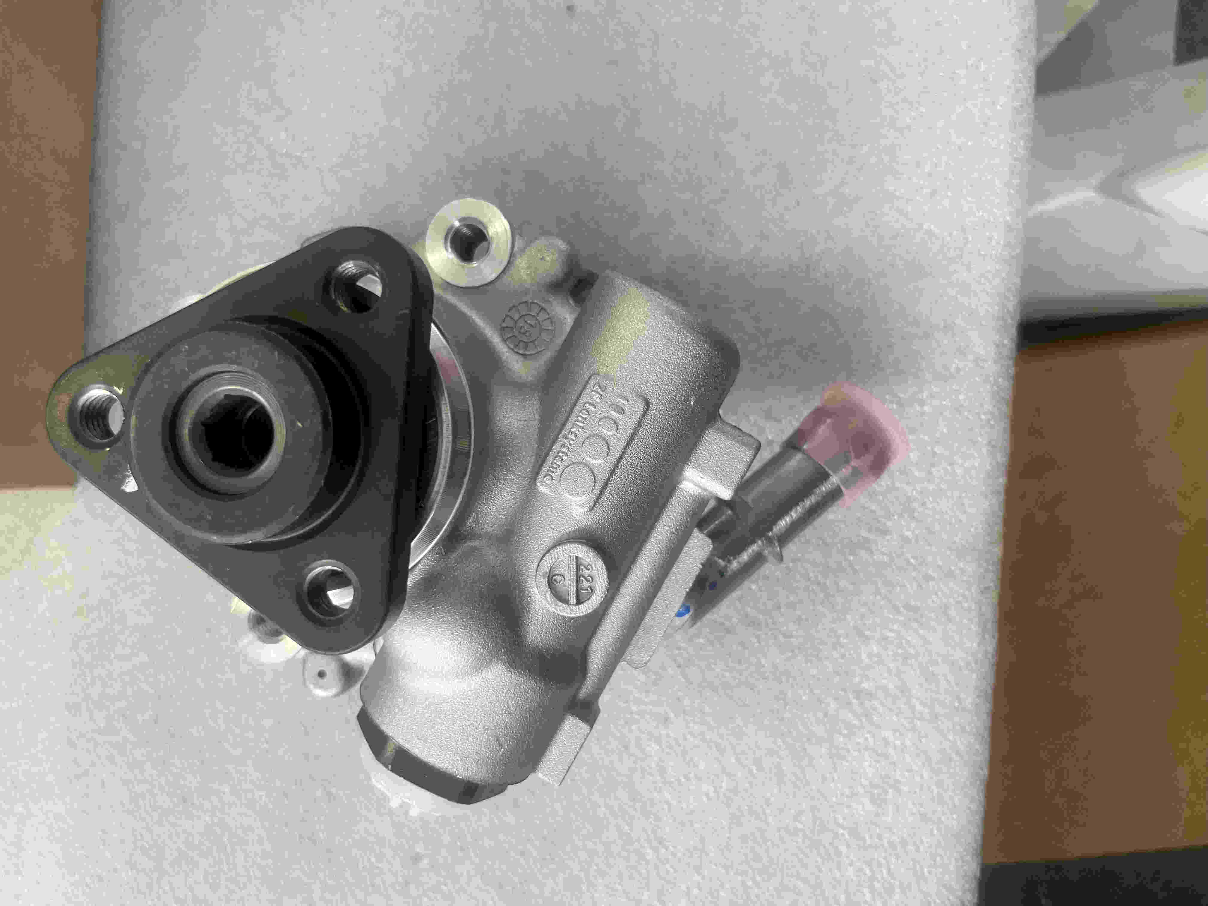 Cummins ISF2.8 engine power steering pump hydraulic pump 5270739F
