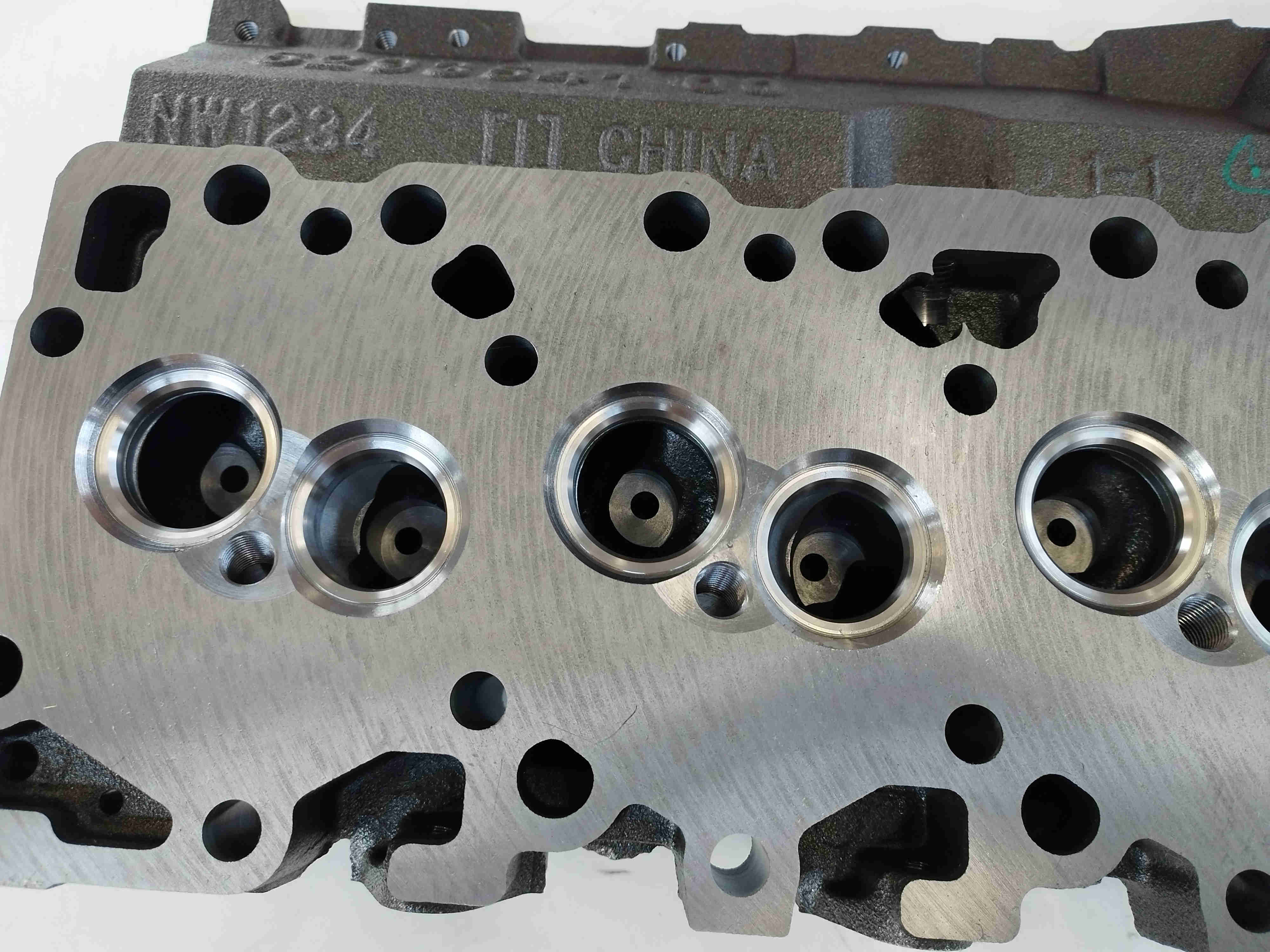 Cummins Engine Parts 6BT Natural Gas 3 Cylinder Head Assembly 3922739